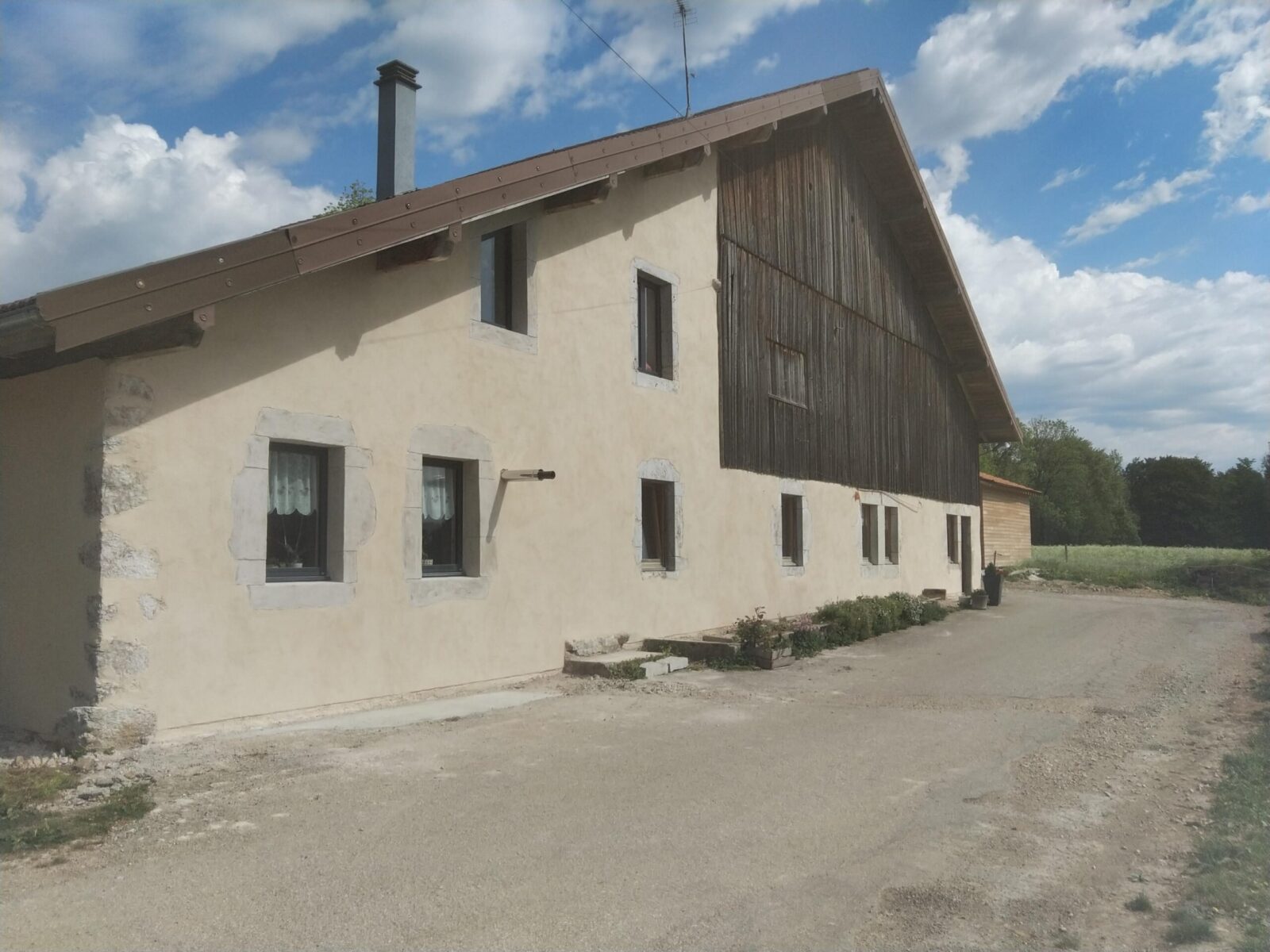 Enduit extérieur et badigeon sur une ferme traditionnelle en pierre — free download